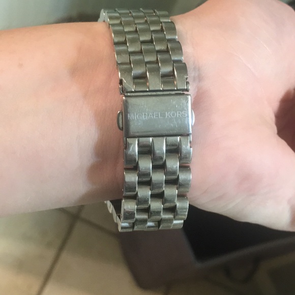 Micheal Kors Silver watch!!! Worn 3 times only - Picture 3 of 3